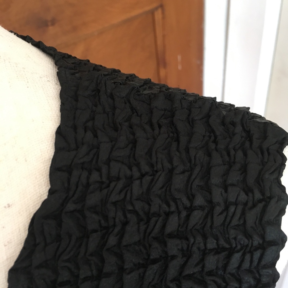 Nicola Sleeveless Popcorn Pleated Top - Picture 3 of 3